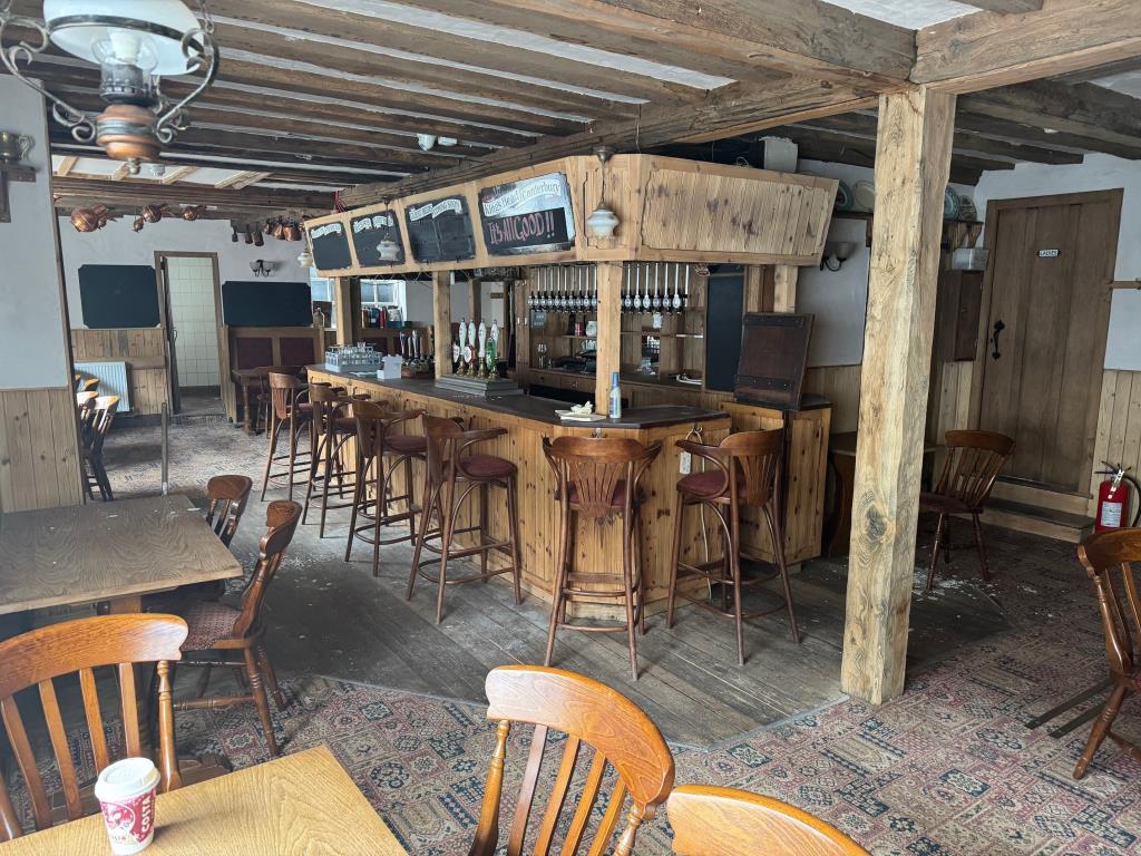 Lot: 84 - PERIOD FREE HOUSE PUBLIC HOUSE WITH FIRST FLOOR WITH POTENTIAL - Pub salon and bar